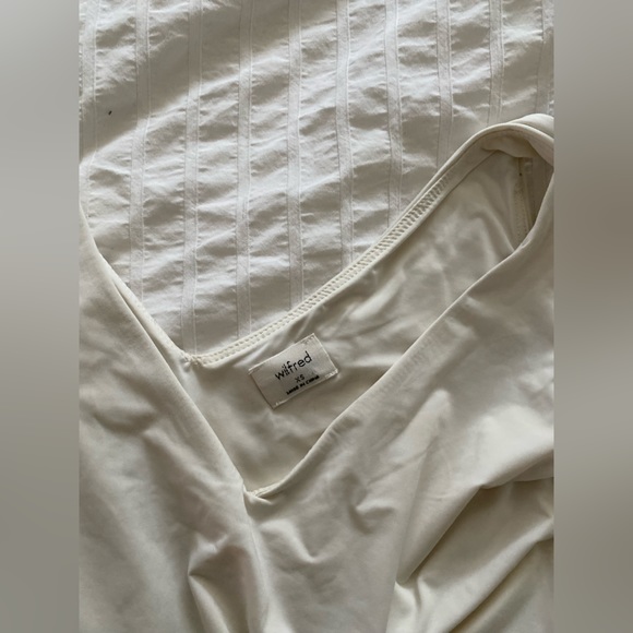 Aritzia Contour V-Neck Bodysuit - Picture 8 of 9